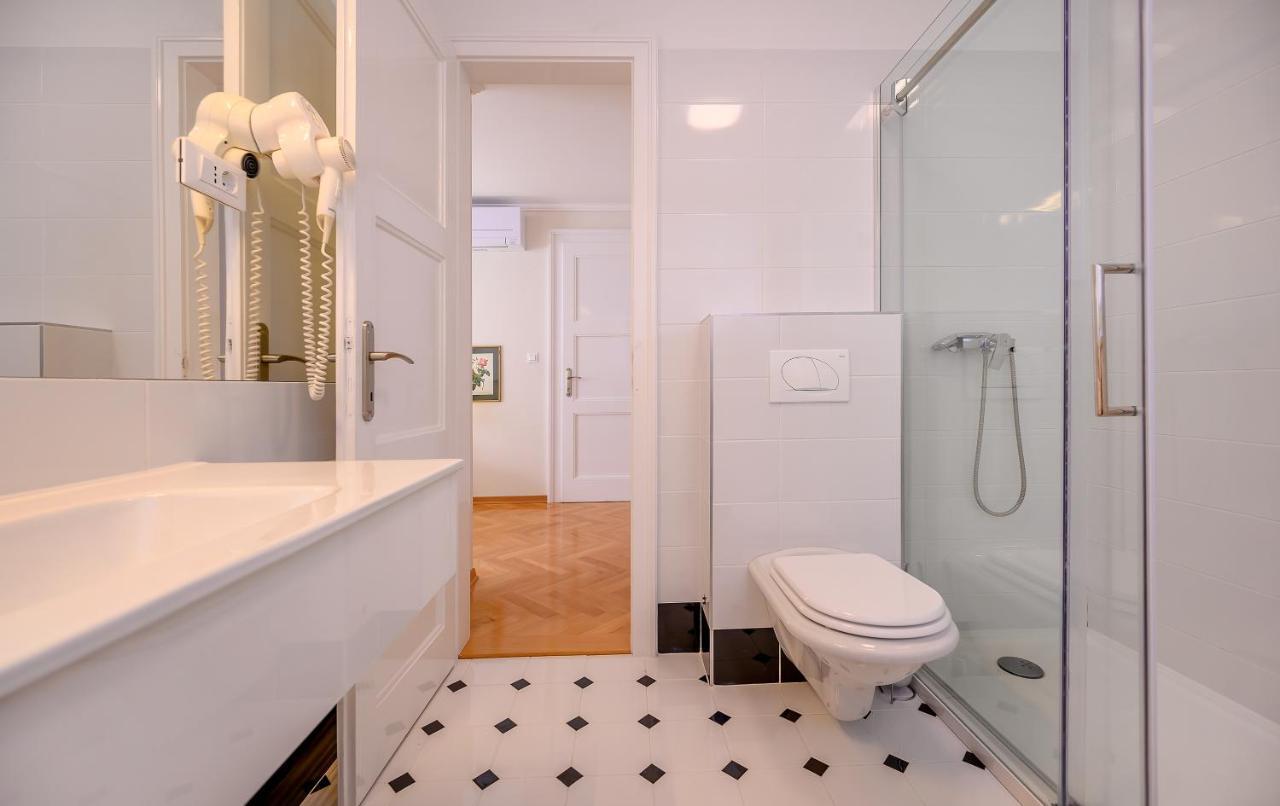Palace Schoen Milesi - Esense Of Prestige - Private Pool - Free Parking - Old Money Style Luxury Rooms - Walking Distance To The Old Town, The Beach And All Amenities - Buralux Properties Split Buitenkant foto