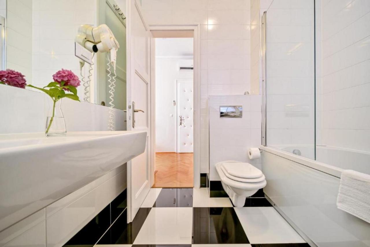Palace Schoen Milesi - Esense Of Prestige - Private Pool - Free Parking - Old Money Style Luxury Rooms - Walking Distance To The Old Town, The Beach And All Amenities - Buralux Properties Split Buitenkant foto