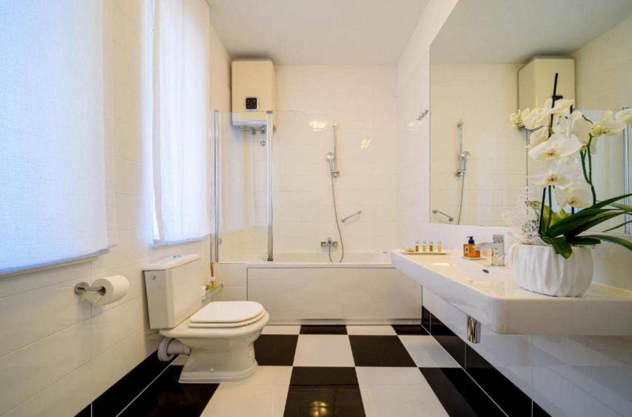 Palace Schoen Milesi - Esense Of Prestige - Private Pool - Free Parking - Old Money Style Luxury Rooms - Walking Distance To The Old Town, The Beach And All Amenities - Buralux Properties Split Buitenkant foto