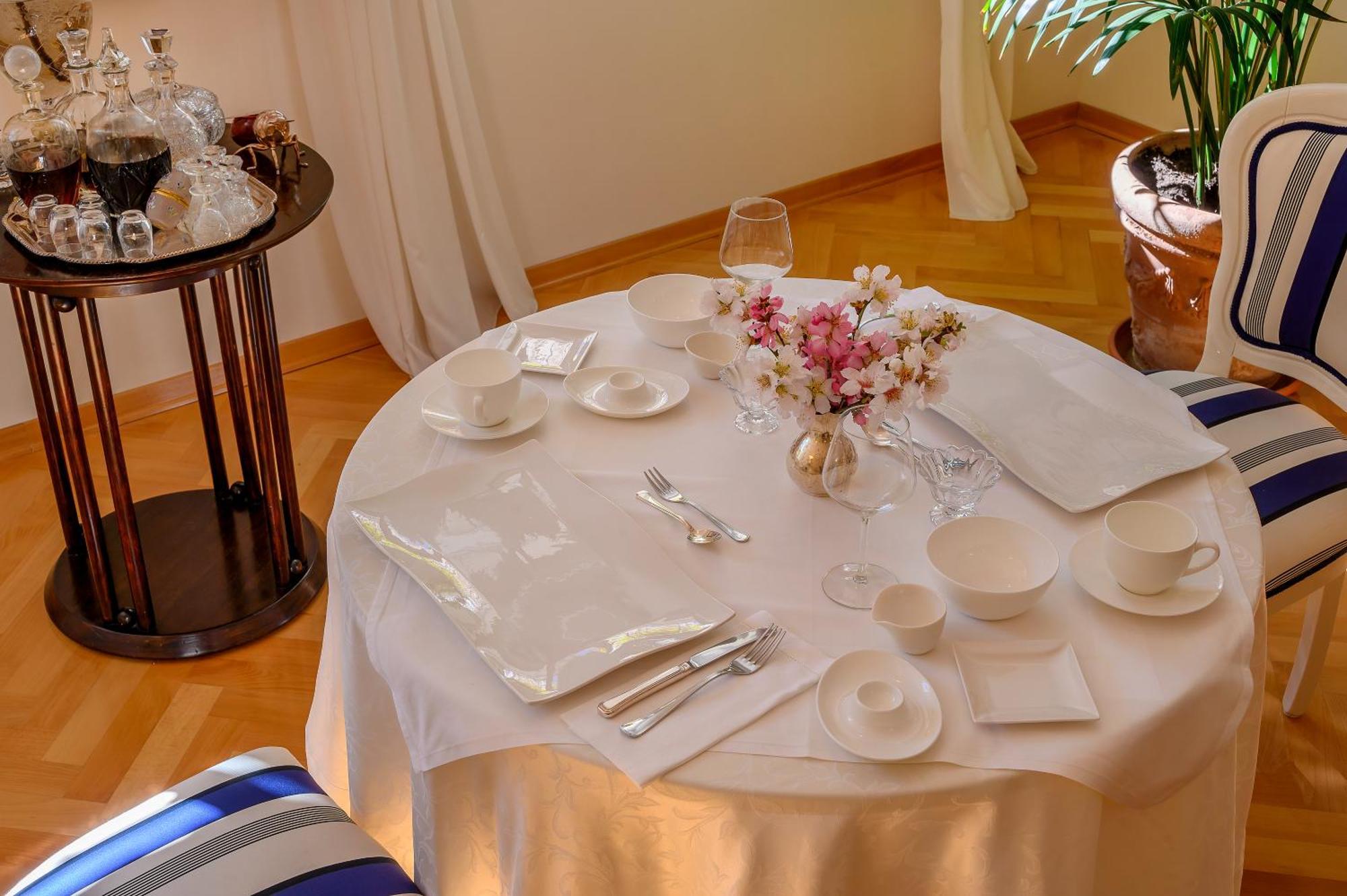 Palace Schoen Milesi - Esense Of Prestige - Private Pool - Free Parking - Old Money Style Luxury Rooms - Walking Distance To The Old Town, The Beach And All Amenities - Buralux Properties Split Buitenkant foto