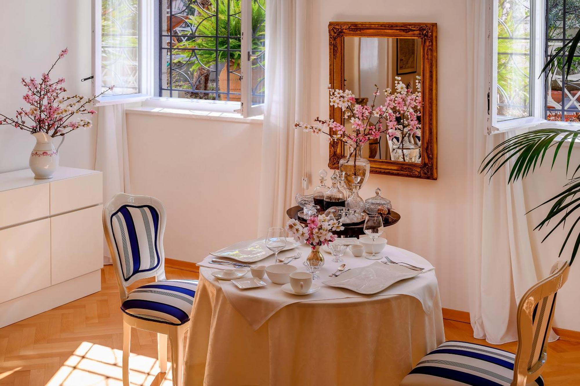 Palace Schoen Milesi - Esense Of Prestige - Private Pool - Free Parking - Old Money Style Luxury Rooms - Walking Distance To The Old Town, The Beach And All Amenities - Buralux Properties Split Buitenkant foto