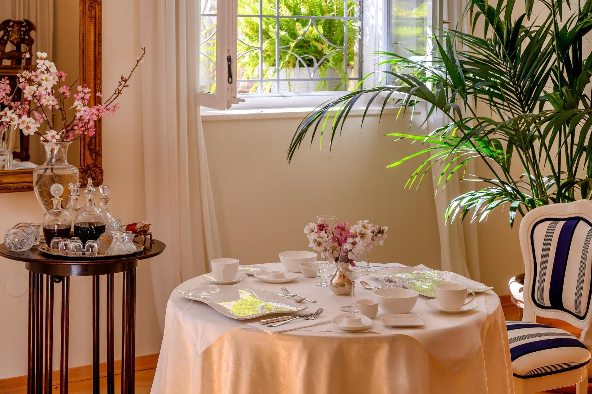 Palace Schoen Milesi - Esense Of Prestige - Private Pool - Free Parking - Old Money Style Luxury Rooms - Walking Distance To The Old Town, The Beach And All Amenities - Buralux Properties Split Buitenkant foto